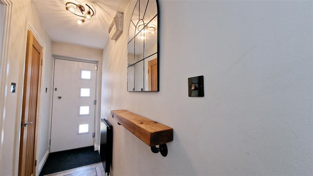 Property photo 3 of 33 Entrance Hallway