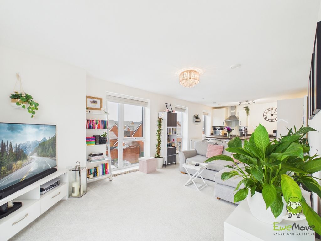 Property photo 3 of 25 Ewemove Estate Agents Basingstoke - 9 Lambert Cour