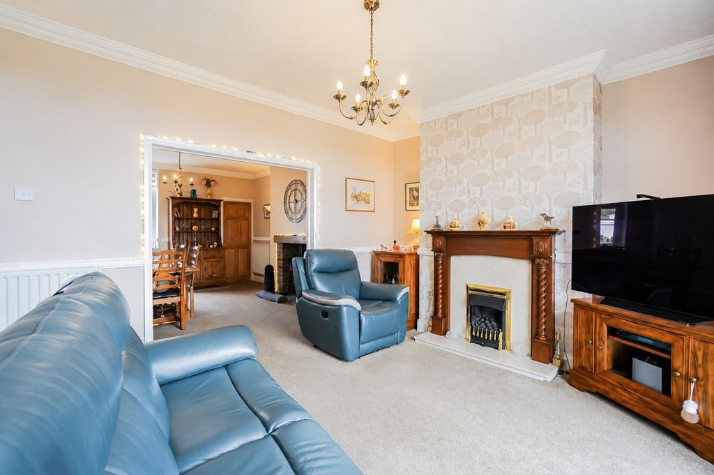 Property photo 3 of 11 Lounge