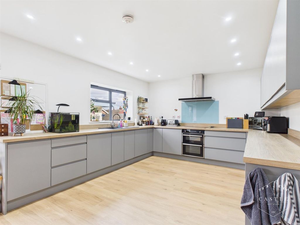 Property photo 2 of 18 Dining Kitchen