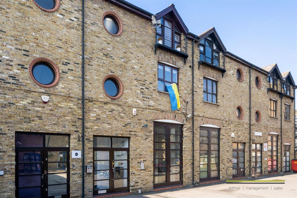 Property photo 1 of 12 14A The Stableyard Sw9 9Tl-1.Jpg