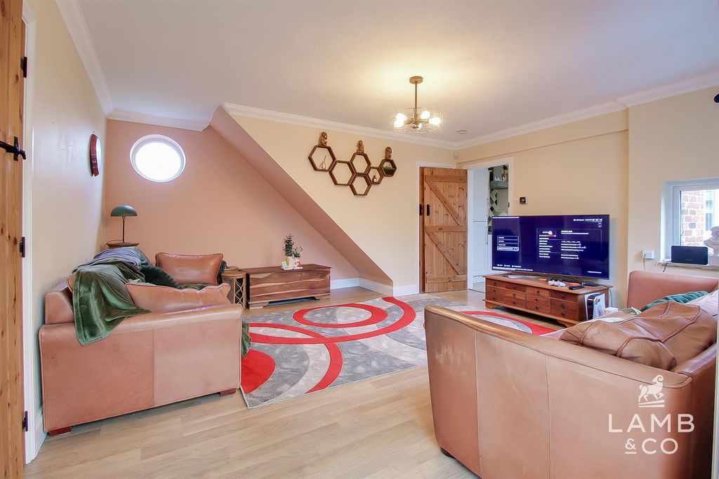 Property photo 2 of 17 Lounge