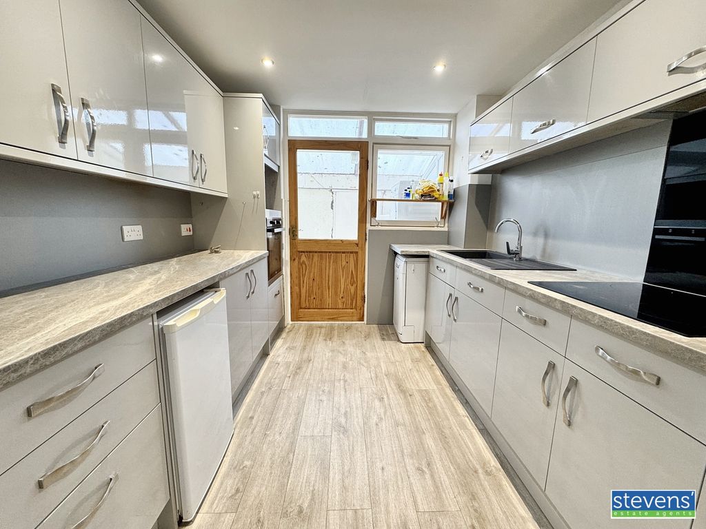 Property photo 2 of 16 Image00014