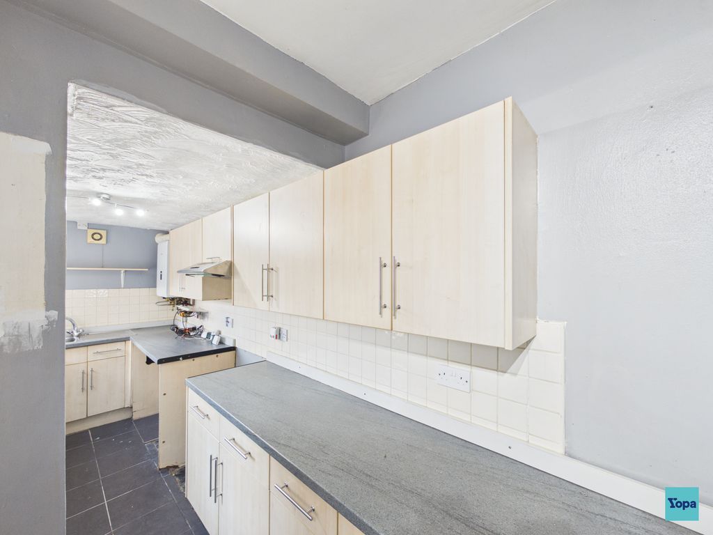 Property photo 3 of 11 Kitchen