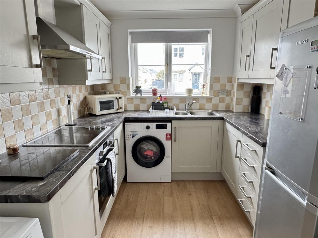 Property photo 3 of 21 Kitchen: