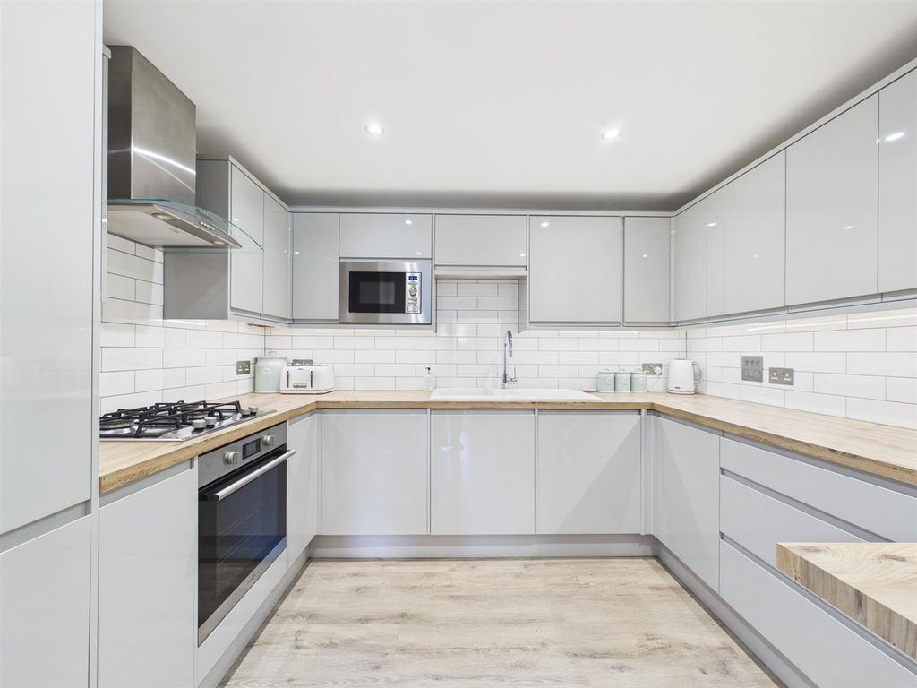 Property photo 2 of 14 Cam01563G0-Pr0239-Still014.Jpg