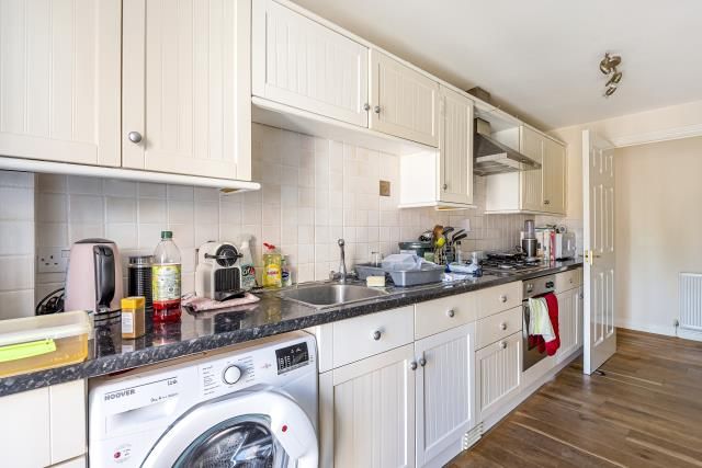 Property photo 3 of 10 Kitchen