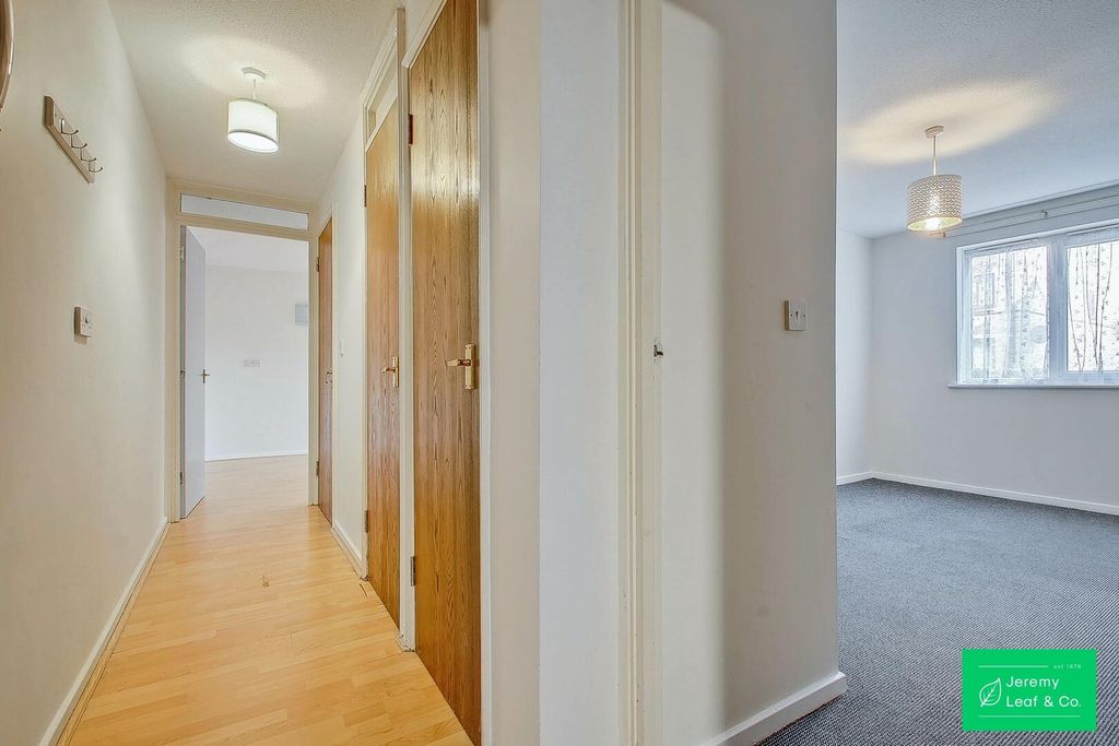Property photo 2 of 11 Hallway