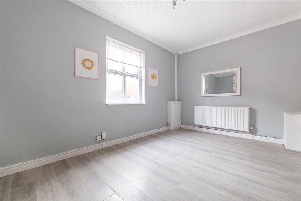 Property photo 3 of 17 Lounge