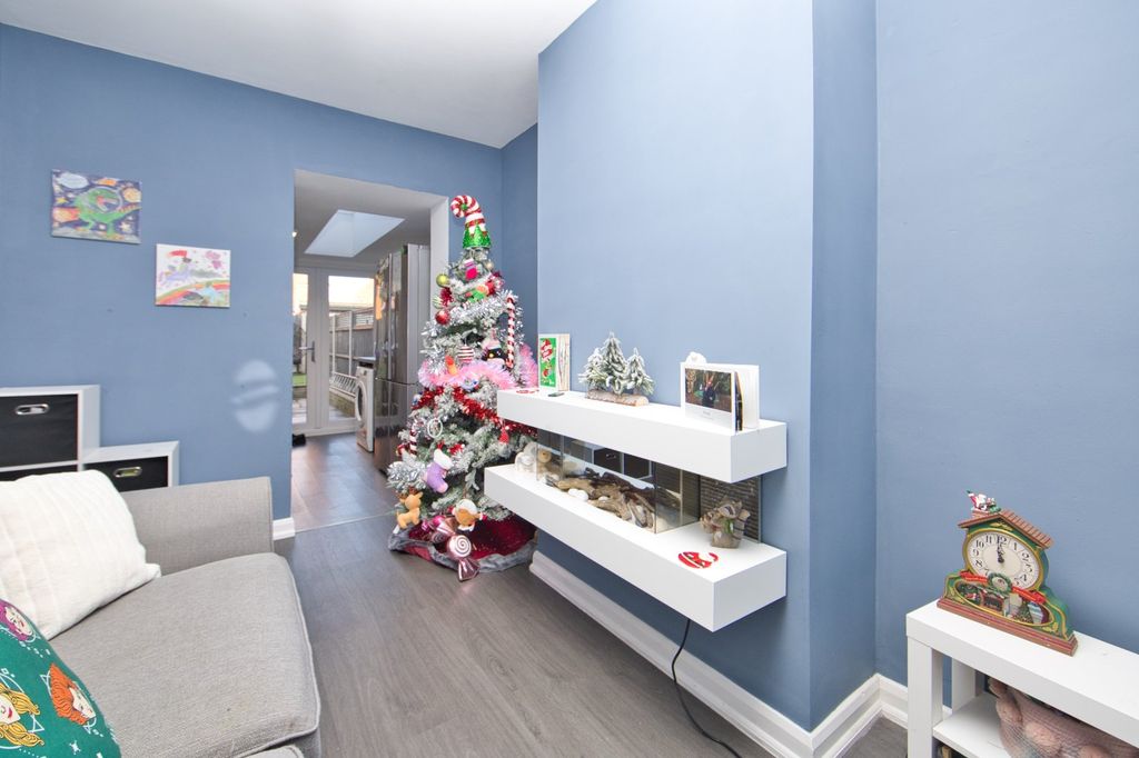 Property photo 3 of 12 Picture 3