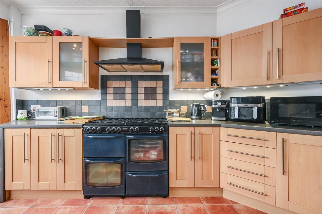 Property photo 3 of 19 54 Springfield Road (3).Jpg