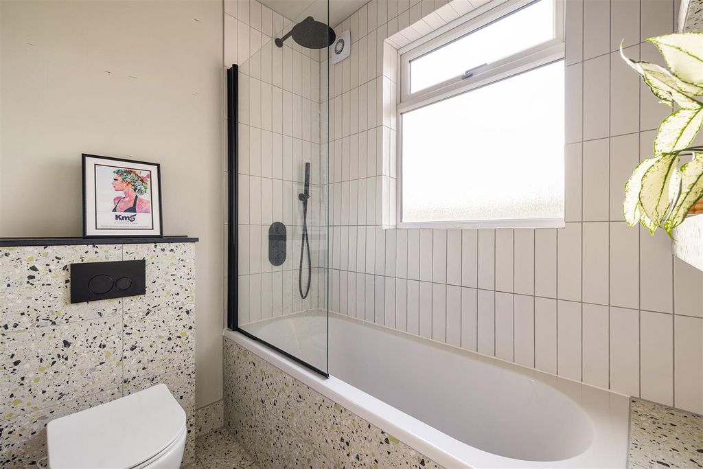 Property photo 3 of 33 Epsom Road, E10