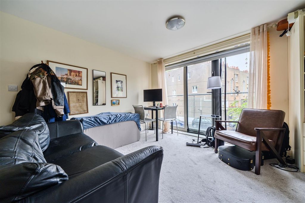 Property photo 3 of 8 1464091-10-6A0dc8278Bf03.Jpg