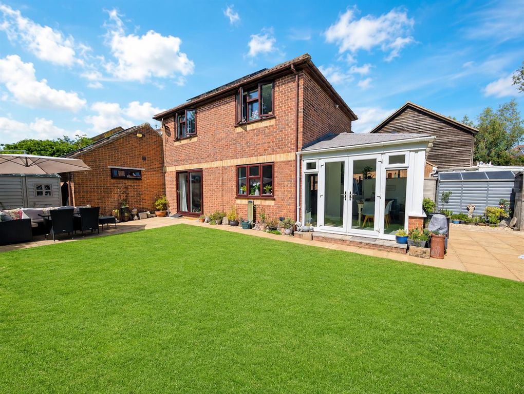 Property photo 2 of 20 9 Rookwood Close - Back Shot.Jpg