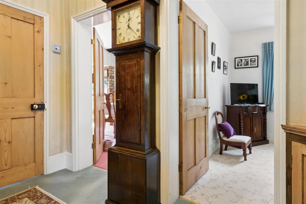 Property photo 3 of 27 Entrance Hall