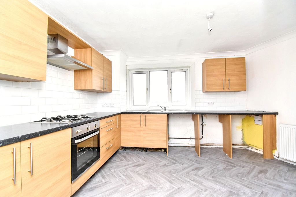 Property photo 3 of 7 Kitchen