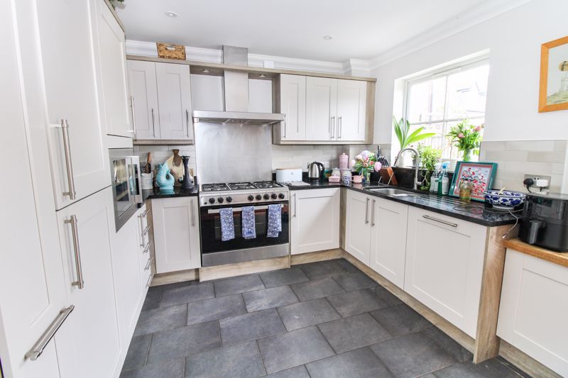 Property photo 3 of 17 Kitchen