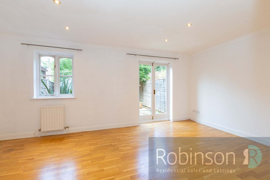 Property photo 3 of 15 32 Lancastria Mews-8