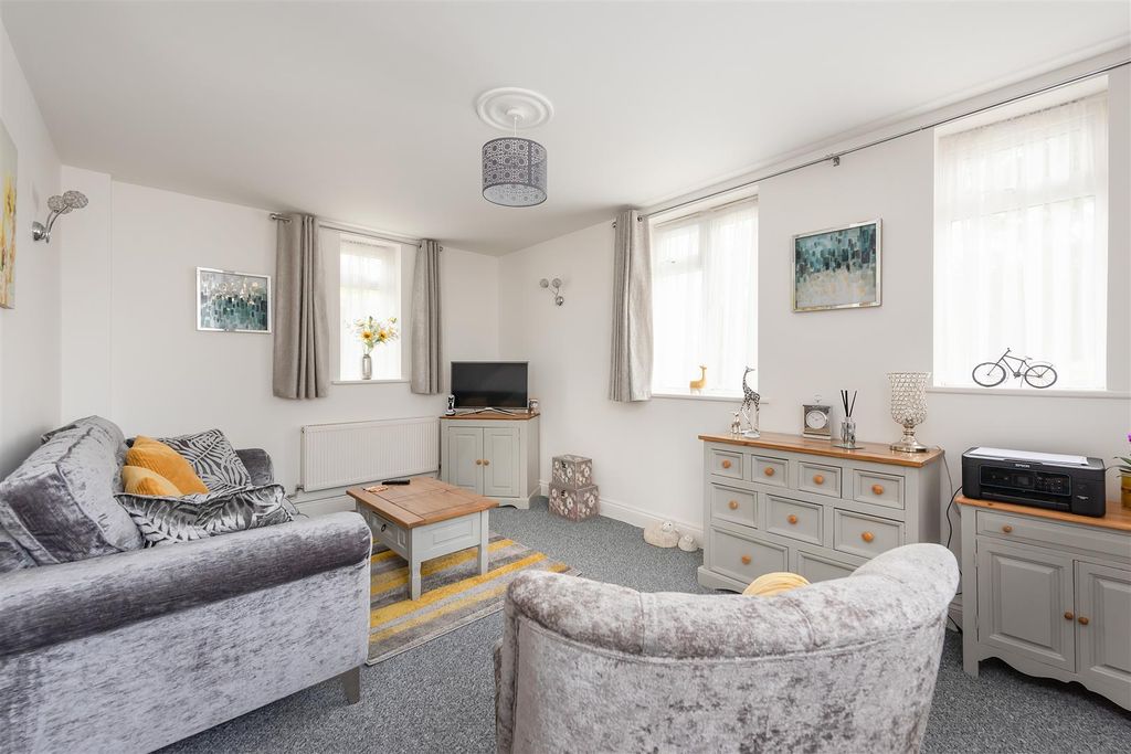 Property photo 2 of 11 Queens Road, Tankerton