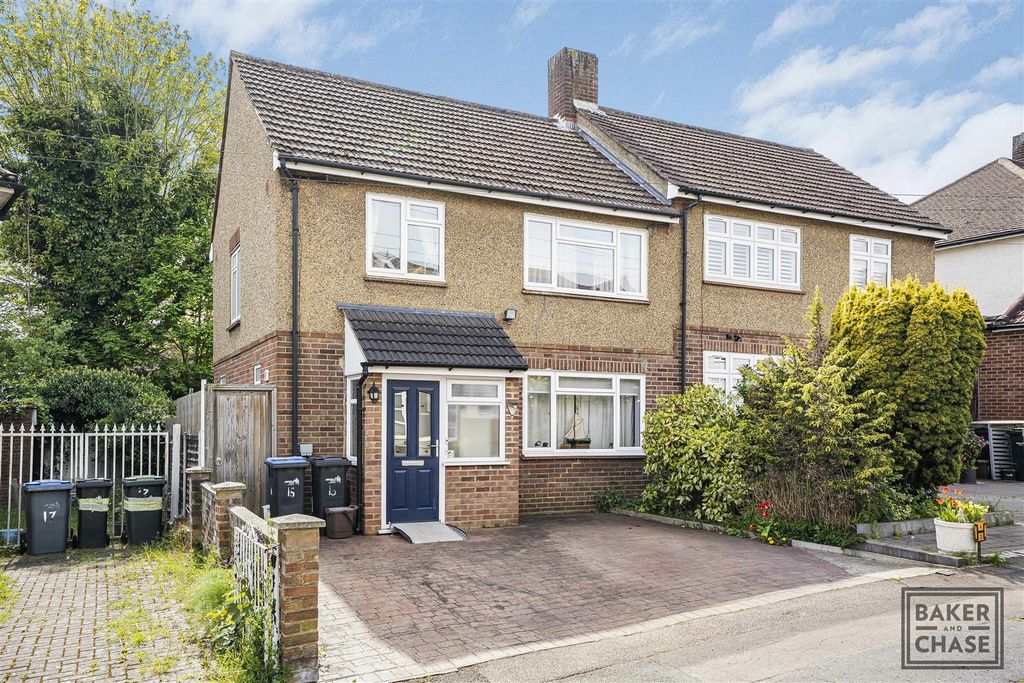 Property photo 1 of 17 Front Garden