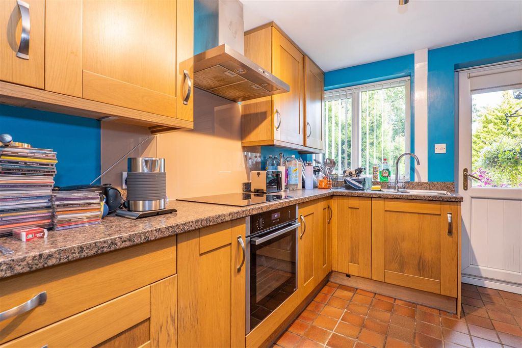Property photo 3 of 18 Kitchen