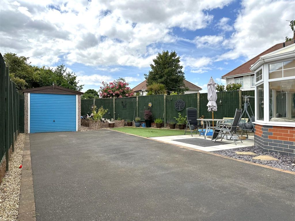 Property photo 3 of 19 Generous Rear Garden 097