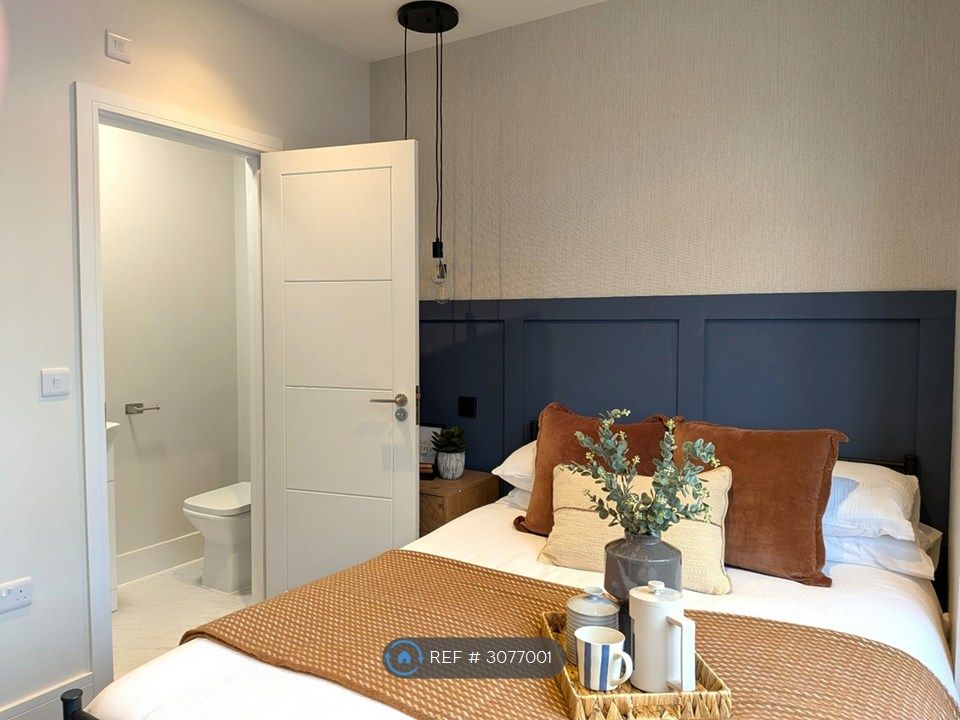 Property photo 2 of 11 Room 1 - Double Ensuite With Fridge Freezer - £750