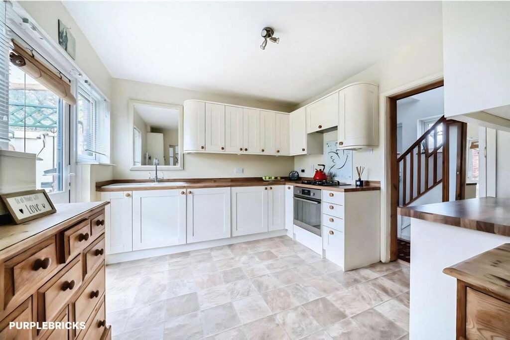 Property photo 3 of 18 Kitchen