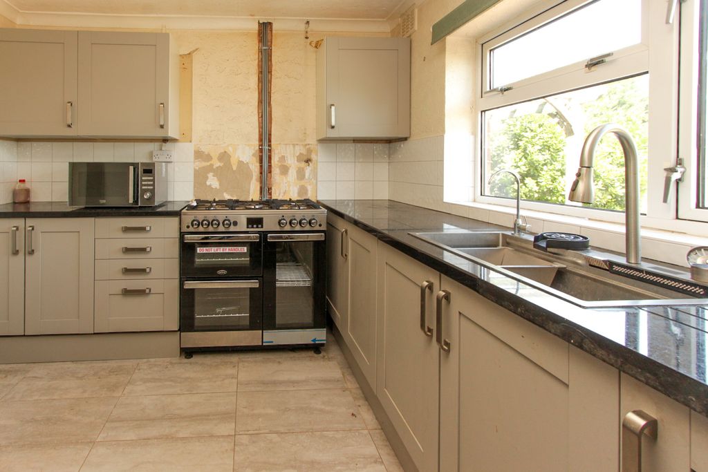 Property photo 2 of 9 Kitchen