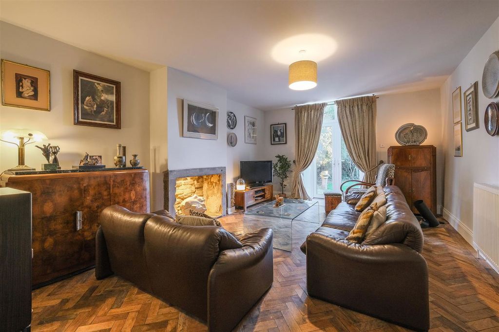 Property photo 2 of 31