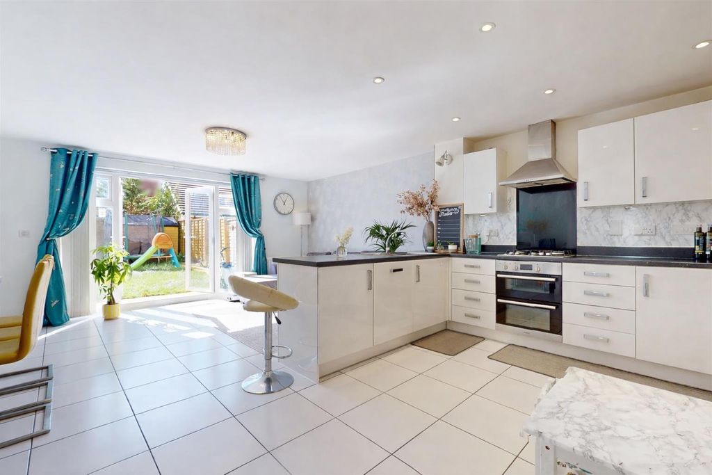 Property photo 3 of 21 1E102636-025A-43E3-Bed8-F7DC944F648C.Png