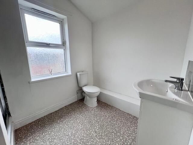 Property photo 3 of 11 Bright And Clean Bathroom Suite Featuring A Spacio...