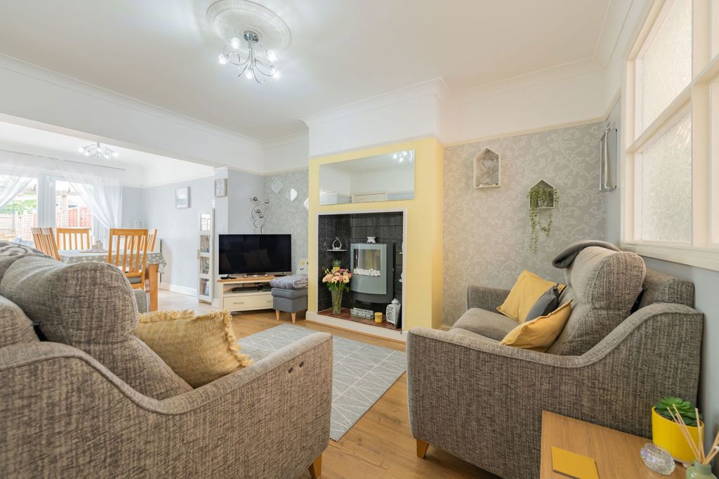 Property photo 2 of 33