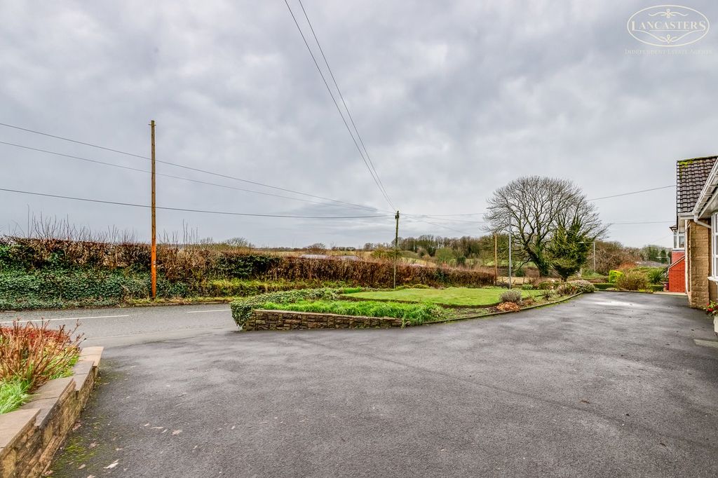 Property photo 3 of 21 Driveway / Front View
