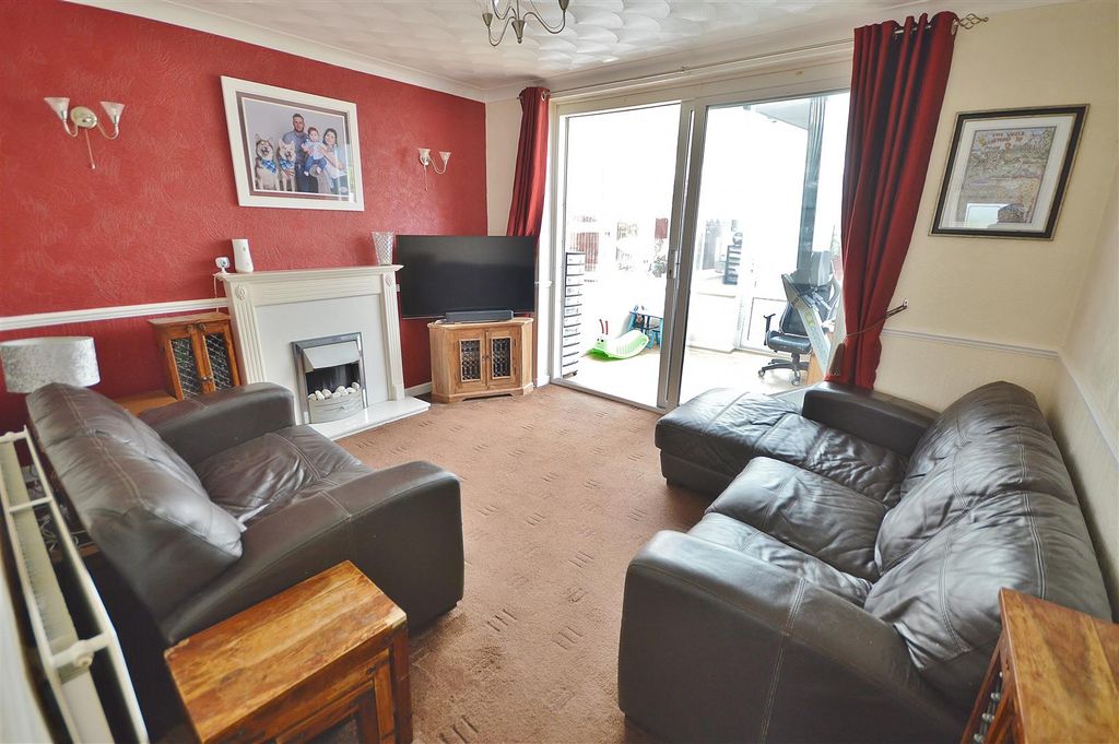 Property photo 3 of 10 Lounge