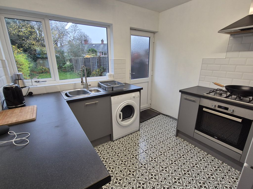 Property photo 3 of 12 Kitchen