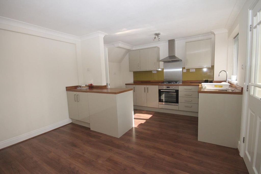 Property photo 3 of 9 Kitchen