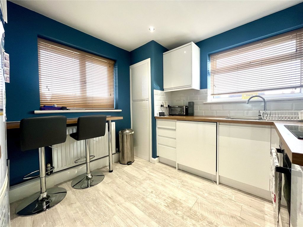 Property photo 2 of 11 Kitchen