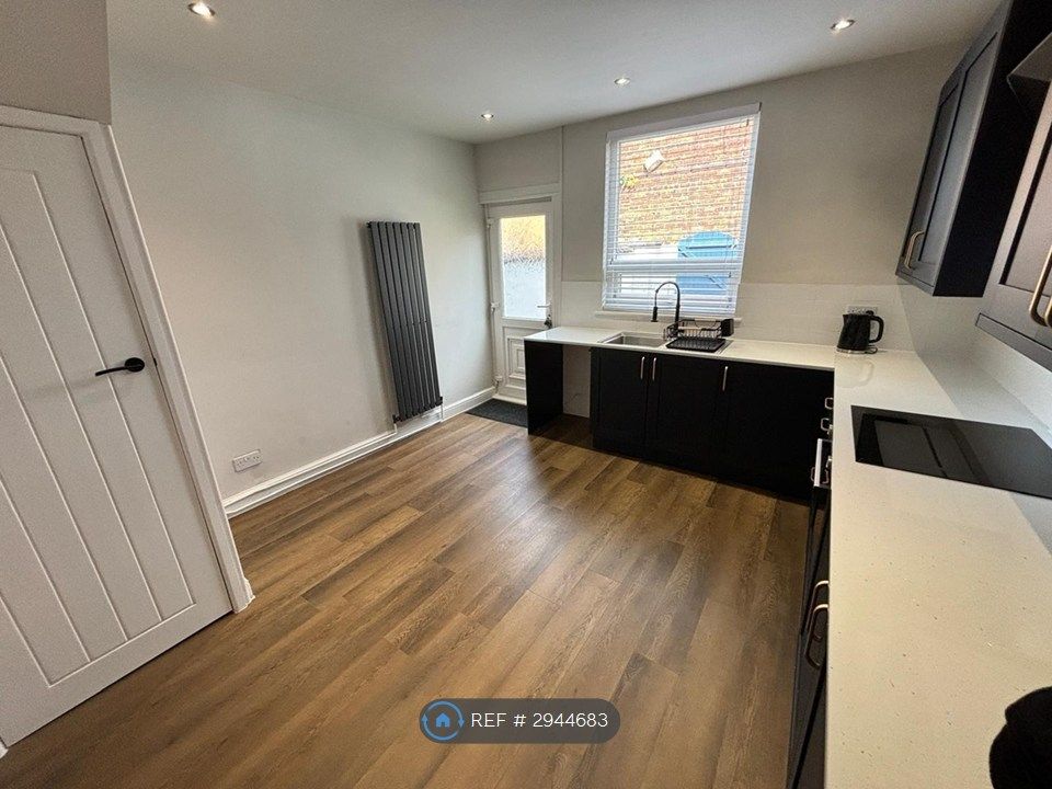 Property photo 3 of 19 Kitchen