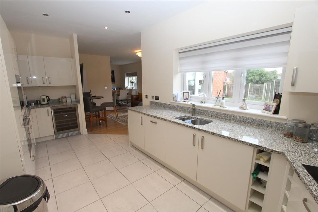 Property photo 3 of 14 Kitchen