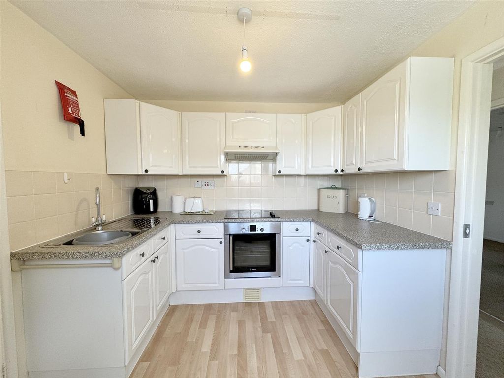 Property photo 3 of 11 Kitchen