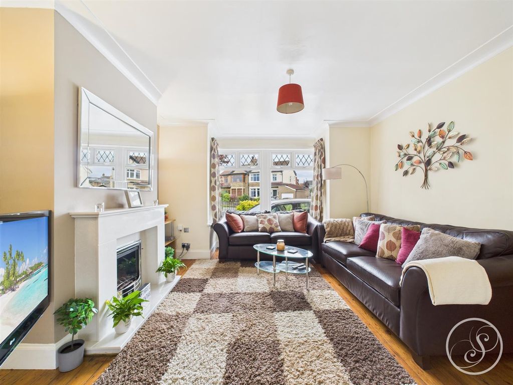 Property photo 2 of 35 Lounge