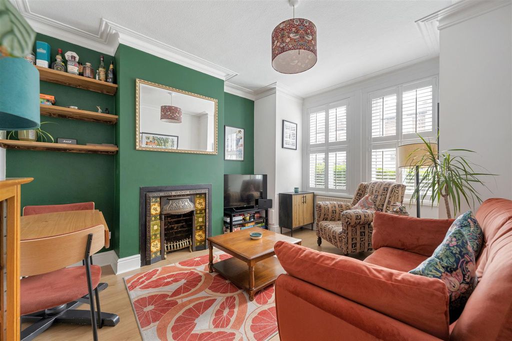 Property photo 2 of 21 Forest Road, E17