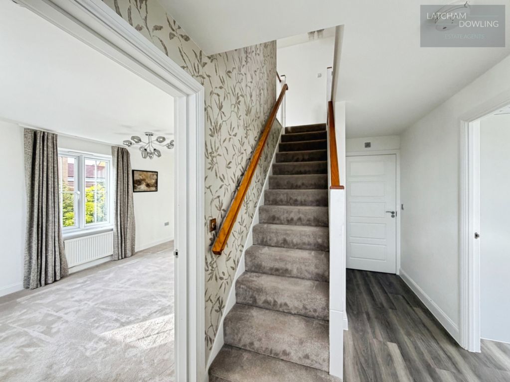 Property photo 3 of 29 Entrance Hall