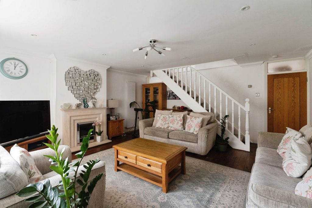 Property photo 1 of 17 Lounge