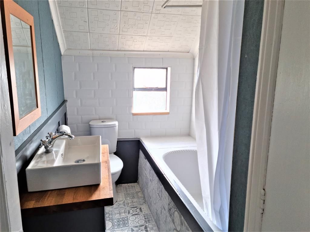 Property photo 3 of 11 Bathroom