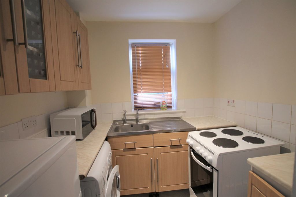 Property photo 3 of 8 Kitchen