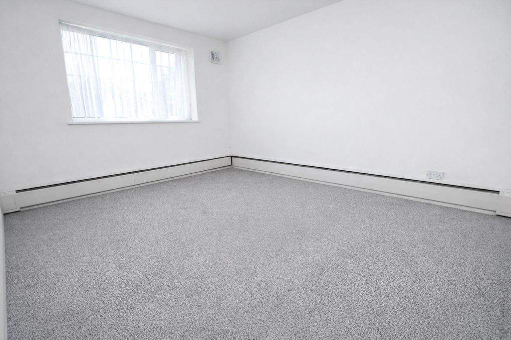 Property photo 3 of 11 Bedroom 1