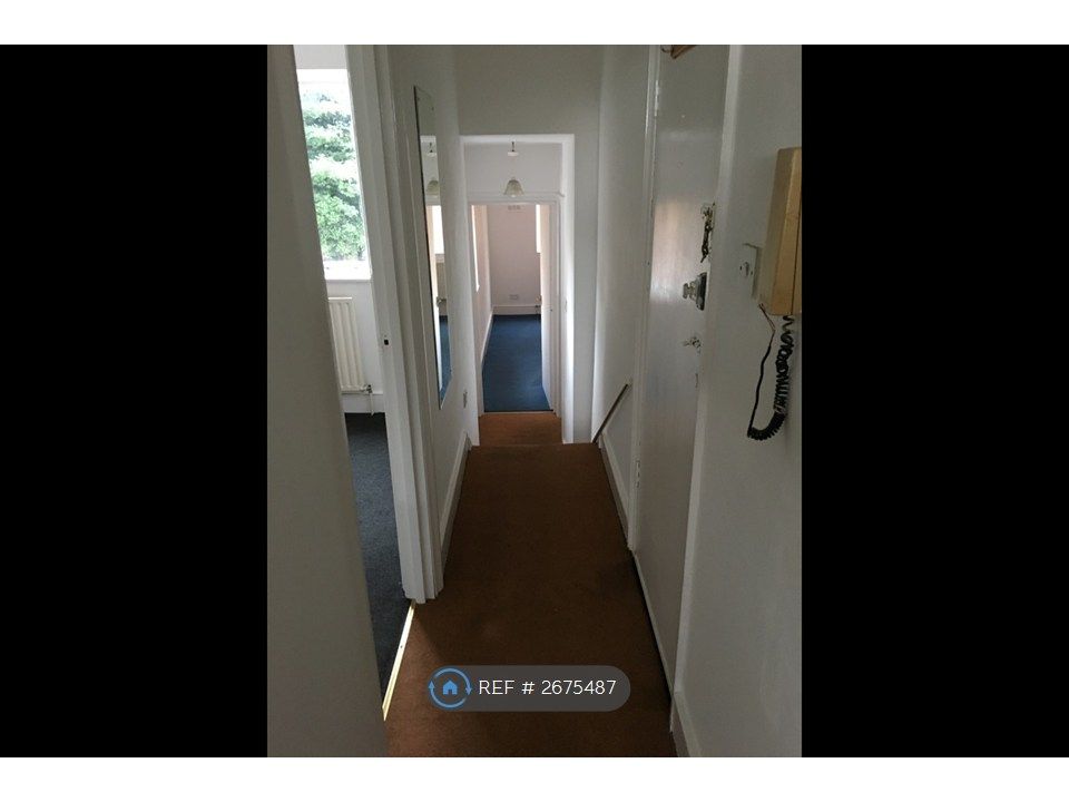 Property photo 3 of 11 Hallway