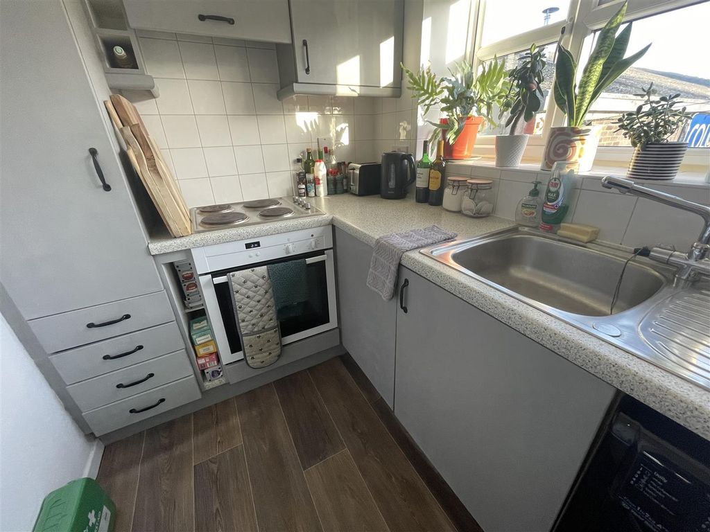 Property photo 2 of 7 Kitchen